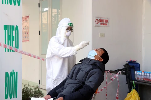 Nhân viên y tế lấy mẫu xét nghiệm SARS-CoV-2. (Ảnh: Mạnh Tú/TTXVN)