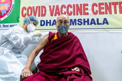 Đạtlai Lạtma được tiêm vắcxin ngừa dịch bệnh COVID-19 tại Ấn Độ