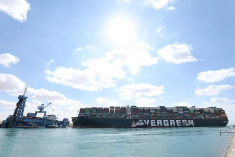Tàu cứu hộ nỗ lực giải cứu tàu container Ever Given bị mắc cạn tại kênh đào Suez. (Nguồn: AFP) 