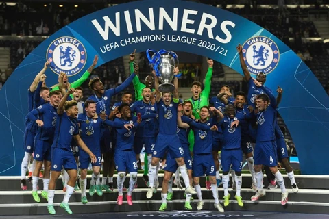 Khoảnh khắc Chelsea nâng cao chiếc cúp vô địch Champions League