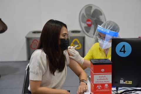 Thái Lan bắt đầu chiến dịch tiêm chủng, hướng tới miễn dịch cộng đồng