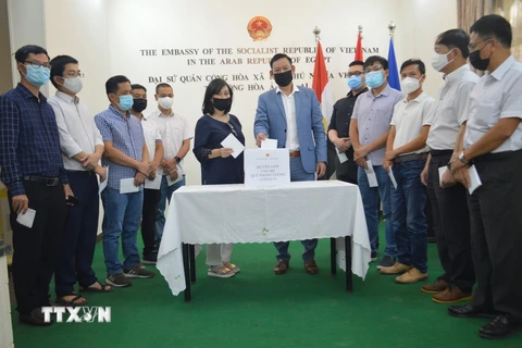Người Việt tại Ai Cập ủng hộ Quỹ vaccine phòng, chống dịch COVID-19