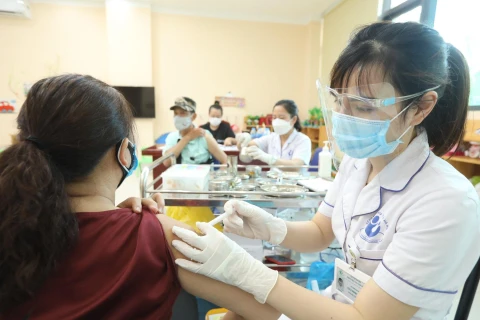Nhân viên y tế chuẩn bị tiêm vaccine ngừa COVID-19 cho người dân. (Ảnh: Minh Quyết/TTXVN)