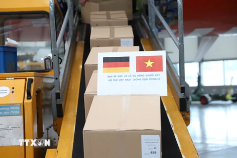 COVID-19: Vận chuyển 10 tấn hàng viện trợ từ Đức về Việt Nam