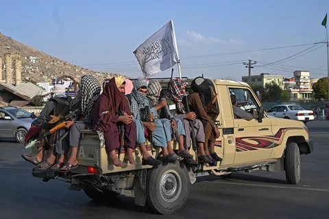 Các tay súng Taliban tuần tra trên đường phố ở Kabul, Afghanistan, ngày 23/8. (Ảnh: AFP/TTXVN)