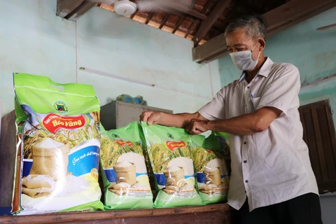 Gạo thơm Hoa Vàng, sản phẩm gạo có thương hiệu đầu tiên ở tỉnh Phú Yên, địa phương được mệnh danh là vựa lúa miền Trung. (Ảnh: Phạm Cường/TTXVN)