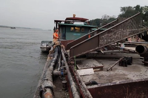 Hà Nội: Bắt 4 đối tượng khai thác cát trái phép trên sông Đà