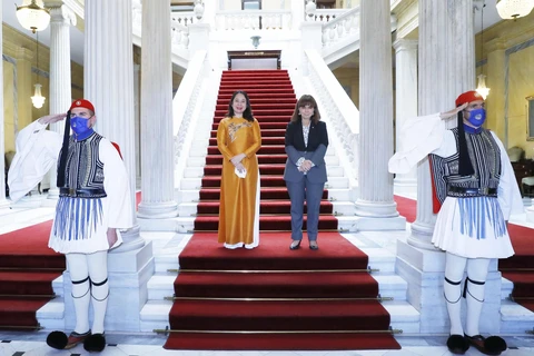 Phó Chủ tịch nước Võ Thị Ánh Xuân và Tổng thống Hy Lạp Katerina Sakellaropoulou. (Ảnh: Phương Hoa/TTXVN)