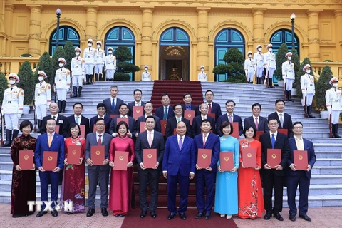Chủ tịch nước Nguyễn Xuân Phúc với các đại sứ, trưởng cơ quan đại diện Việt Nam tại nước ngoài mới được phong hàm. (Ảnh: Thống Nhất/TTXVN)