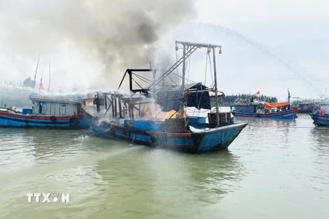 Thanh Hóa: Tàu cá bốc cháy dữ dội, thiệt hại hàng trăm triệu đồng