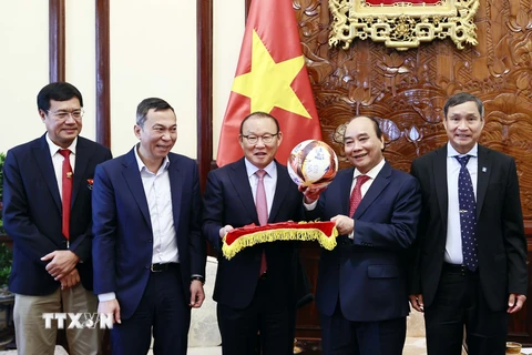 Chủ tịch nước tiếp huấn luyện viên của hai đội tuyển bóng đá Việt Nam