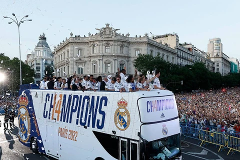 'Biển người' chào đón Real Madrid rước cúp từ Paris trở về