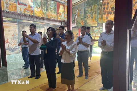 Dâng hương tưởng nhớ các anh hùng liệt sỹ QĐND Việt Nam tại Lào