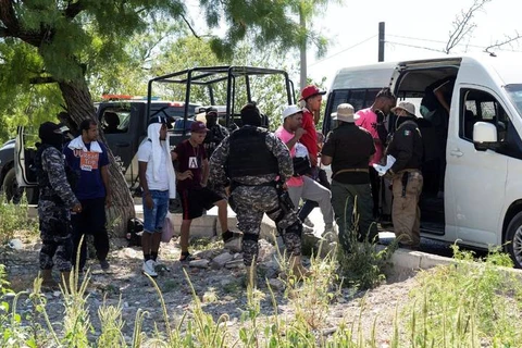 Mexico phát hiện gần 100 người nhập cư bị 'bỏ rơi' trên xe tải