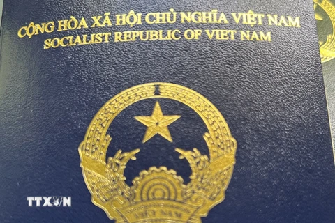 ĐSQ Việt Nam tại Séc ghi bị chú nơi sinh vào hộ chiếu mẫu mới