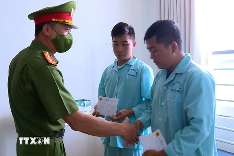 Bà Rịa-Vũng Tàu: Khen thưởng 2 chiến sỹ PCCC dũng cảm cứu người
