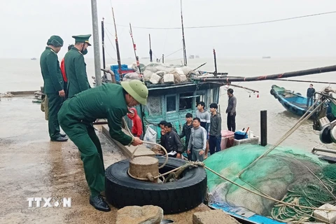 Cứu sống 8 ngư dân của tàu cá bị chìm trên biển Quảng Bình