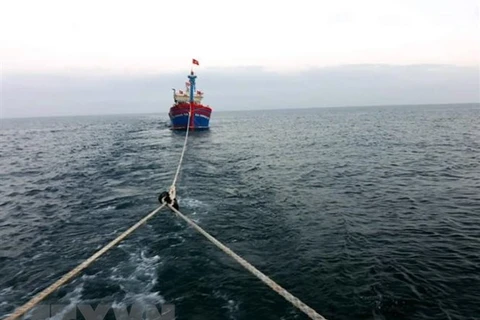 Lai dắt tàu cá Bình Định bị sự cố kỹ thuật về đất liền an toàn