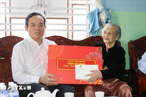 Phó Thủ tướng Trần Lưu Quang chúc Tết, tặng quà tại tỉnh Ninh Thuận
