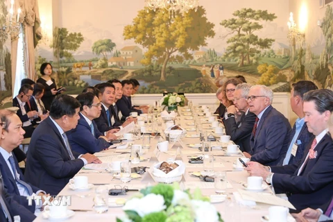 Thủ tướng Phạm Minh Chính làm việc với CEO các doanh nghiệp bán dẫn Hoa Kỳ. (Ảnh: Dương Giang/TTXVN)