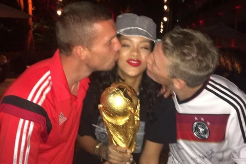 Các cầu thủ Đức tranh nhau hôn Rihanna ở lễ mừng chức vô địch
