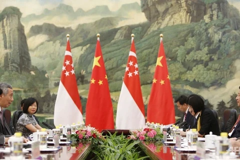 Thủ tướng Singapore Lý Hiển Long (trái) trong cuộc gặp với Chủ tịch Trung Quốc Tập Cận Bình. (Nguồn:AFP)