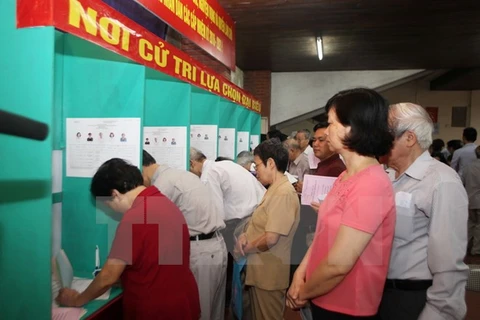 Cử tri khu vực bỏ phiếu số 9, phường Láng Hạ, quận Đống Đa (Hà Nội) thực hiện quyền và nghĩa vụ công dân trong ngày bầu cử. (Ảnh: Trần Việt/TTXVN)