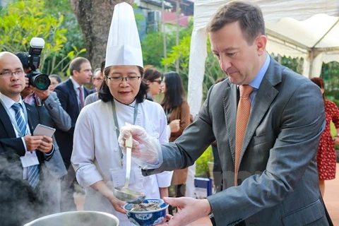 Ngài Đại sứ Pháp tại Việt Nam Bertrand Lortholary thử sức với món phở truyền thống của Việt Nam trong một sự kiện hồi tháng 12/2016. (Ảnh: Minh Sơn/Vietnam+)