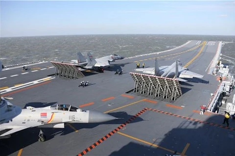 Máy bay chiến đấu trên tàu sân bay Liêu Ninh. (Nguồn: China Daily)