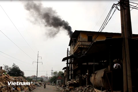 Đốt rác thải công nghiệp chưa qua xử lý, làng nghề Phong Khê đang 'bức tử' môi trường. (Ảnh: Hùng Võ/Vietnam+)