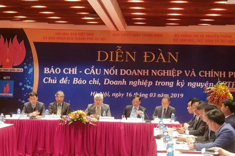 Các đại biểu tham dự Diễn đàn báo chí-cầu nối doanh nghiệp và chính phủ với chủ đề “báo chí, doanh nghiệp trong kỷ nguyên CPTPP.” (Ảnh: H.V/Vietnam+)