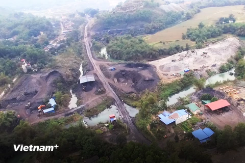 Hoạt động tuyển rửa xít than ngay bên ngoài khu vực Mỏ than Phấn Mễ, thành phố Thái Nguyên. (Ảnh: P.V/Vietnam+)