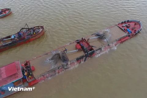 Hoạt động khai thác cát trái phép trên sông Hồng, đoạn qua địa phận tỉnh Hưng Yên, trong năm 2017. (Ảnh: HV/Vietnam+)