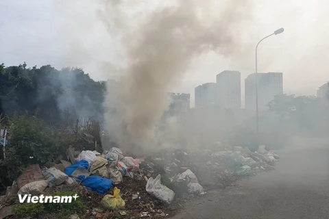 Tình trạng đốt rác thải ven đường thường xuyên xảy ra ở khu vực Kim Văn Kim Lũ, phường Đại Kim, quận Hoàng Mai, thành phố Hà Nội. (Ảnh: HV/Vietnam+)