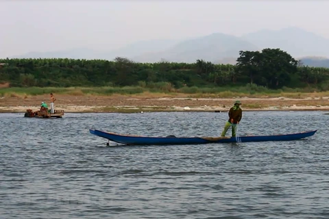 Người dân Lào đánh bắt cá trên sông Mekong. (Ảnh: Hùng Võ/Vietnam+)