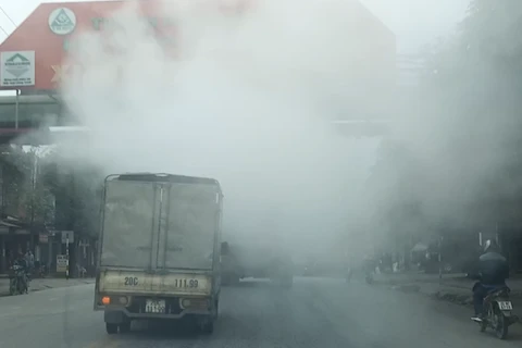 Hình ảnh khói, bụi mù mịt trên một đoạn đường ở thành phố Thái Nguyên, chụp năm 2019. (Nguồn: Hùng Võ/Vietnam+)