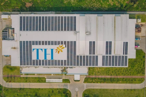 Hệ thống điện Mặt Trời được lắp đặt như “chiếc ô khổng lồ” ngay trên mái Nhà máy nước tinh khiết, thảo dược và hoa quả Núi Tiên. (Ảnh: PV/Vietnam+)