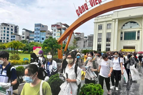 Sự kiện thu gom rác thải trên đường phố Hà Nội thu hút hơn 700 tình nguyện viên tham gia. (Ảnh: Hùng Võ/Vietnam+)