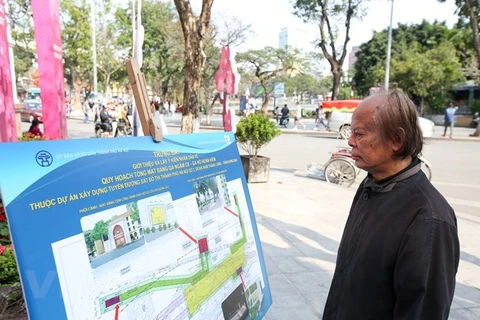 Người dân đến xem trưng bày và góp ý về vị trí đặt ga tàu điện ngầm C9-ga hồ Hoàn Kiếm của tuyến đường sắt đô thị Nam Thăng Long-Trần Hưng Đạo. (Ảnh: Minh Sơn/Vietnam+)