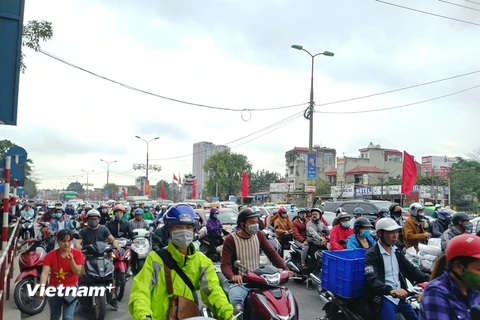 Nhiều tuyến đường thủ đô Hà Nội rơi vào cảnh ùn tắc cục bộ khi người dân trở về sau kỳ nghỉ Tết Nguyên đán. (Ảnh: Việt Hùng/Vietnam+)