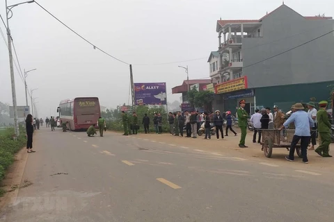 Lực lượng chức năng khám nghiệm hiện trường vụ tai nạn giao thông đặc biệt nghiêm trọng tại Vĩnh Phúc làm 7 người tử vong. (Ảnh: Nguyễn Thảo/TTXVN)