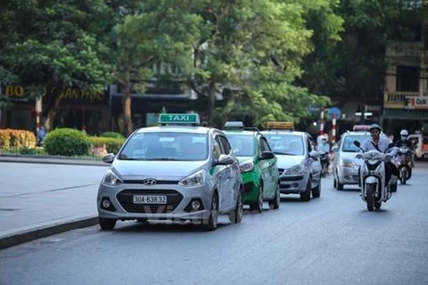 Xe taxi muốn có cuộc chuyển đổi hình hài để chạy như ứng dụng gọi xe công nghệ. (Ảnh: Minh Sơn/Vietnam+)