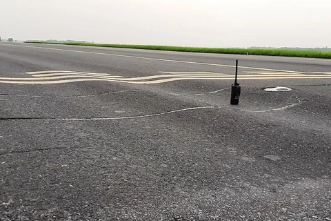 Đường lăn S3 tại sân bay Nội Bài bị hằn lún theo vệt bánh máy bay. (Ảnh: Việt Hùng/Vietnam+)