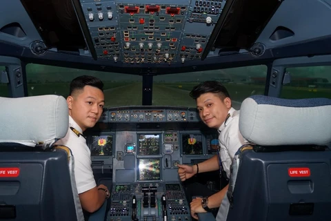 Những phi công trẻ của Vietnam Airlines vẫn miệt mài bay dịp Tết Canh Tý để đưa hành khách về quê sum vầy bên gia đình. (Ảnh: CTV/Vietnam+)