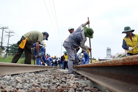 Công nhân đường sắt đang tiến hành duy tu hệ thống hạ tầng đường sắt để đảm bảo an toàn chạy tàu. (Ảnh: Tiến Lực/TTXVN)