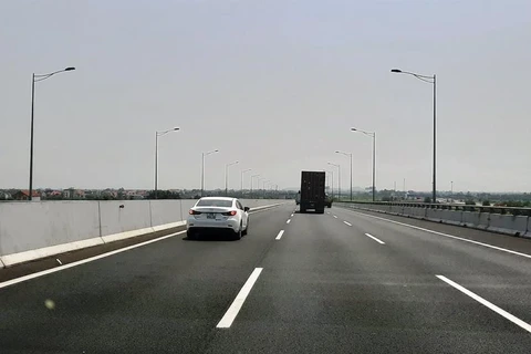 Phương tiện lưu thông trên đường cao tốc Hà Nội-Hải Phòng. (Ảnh: Việt Hùng/Vietnam+)