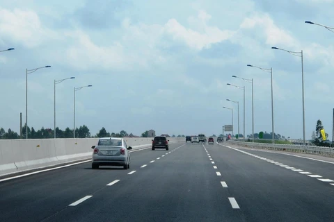 Phương tiện lưu thông trên một đoạn tuyến cao tốc. (Ảnh: Việt Hùng/Vietnam+)