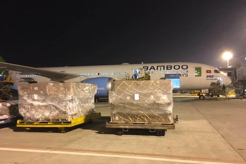 Bamboo Airways 'cõng' miễn phí hàng cứu trợ vùng lũ miền Trung 