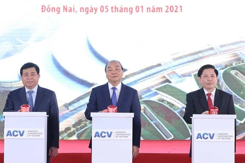 Thủ tướng Chính phủ Nguyễn Xuân Phúc nhấn nút khởi công dự án sân bay Long Thành.( Ảnh: Thống Nhất/TTXVN)