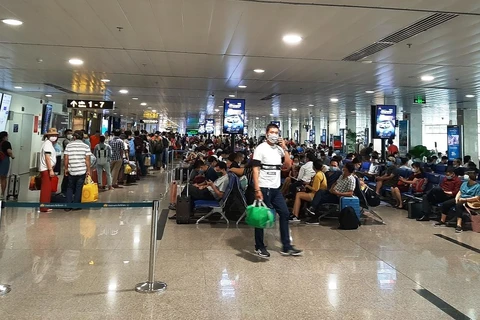 Hành khách tại sân bay Tân Sơn Nhất. (Ảnh: Việt Hùng/Vietnam+)